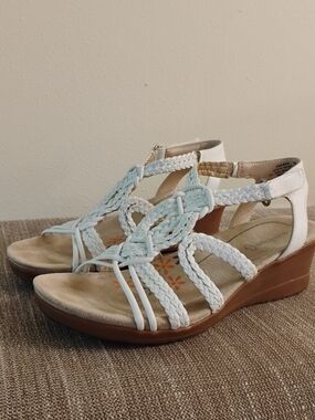 Baretraps Takara 7M White Wedge Sandals